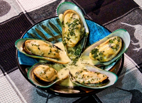 Vẹm Xanh New Zealand Hấp Rượu Vang Trắng & Tỏi – Món Ngon Sang Trọng Tại Nhà