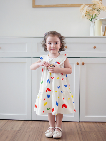 Váy babydoll tim sắc màu nền trắng