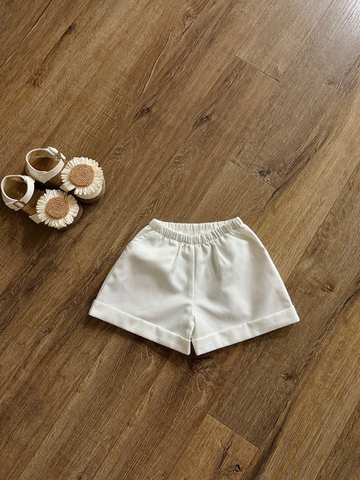 Quần trắng gấp gấu