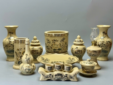 Bộ Đồ Thờ Hoạ Tiết Hoa Sen Cho Ban 1,53m - 1,57m Gốm Chu Đậu Vẽ Vàng