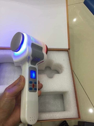 búa nóng lạnh đầu vàng