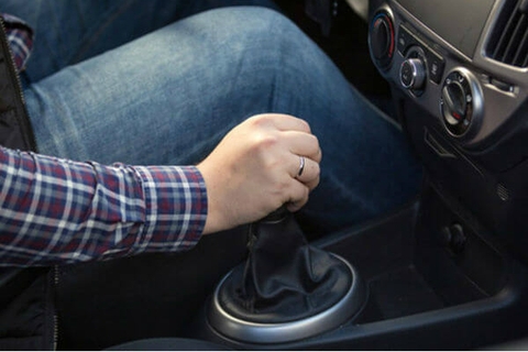 Có cần thiết sử dụng bọc da tay nắm cần số không?