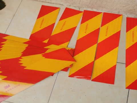 Tấm Miếng Nhôm Dán Phản Quang HÔNG, SAU THÙNG XE TẢI