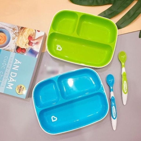 Bộ 2 đĩa chia ngăn chống trượt Munchkin (xanh lá-xanh lơ)