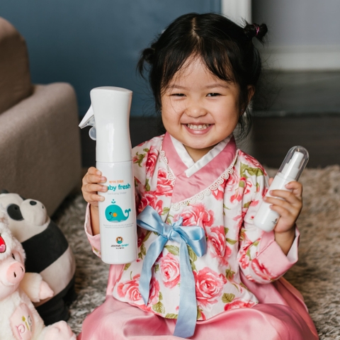 Xịt Khử Mùi Đa Năng Baby Fresh Cỡ To 300ml Chai 2025 – Xịt Khử Mùi Phòng Quần Áo Đồ Chơi Bé Sơ Sinh An Toàn Hương Tươi Mát Không Hóa Chất Độc Hại Chính Hãng Giá Rẻ