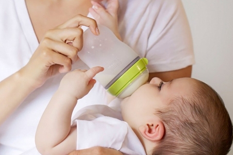 Bình sữa silicone Comotomo 150ml màu xanh cho bé từ 0M+