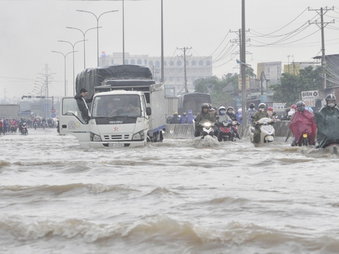 10 kinh nghiệm khi lái xe qua đường ngập