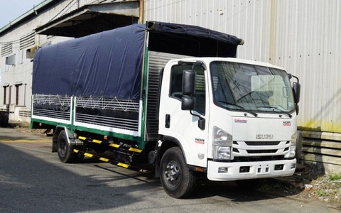 Isuzu NQR75ME4 5.5 tấn thùng bạt