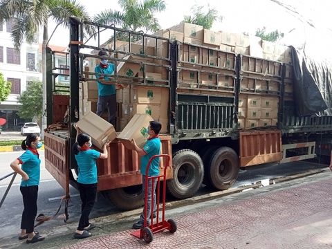 NEARLY 10,000 PAIRS OF MIDORI SAFETY SHOES ARRIVED VIETNAM AFTER STORMY DAYS