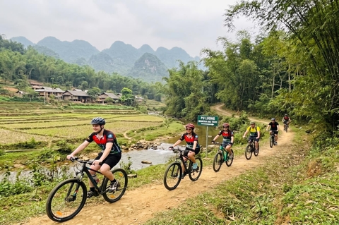 5 DAY VIETNAM CYCLING TOUR | HANOI - MAI CHAU VIA PU LUONG
