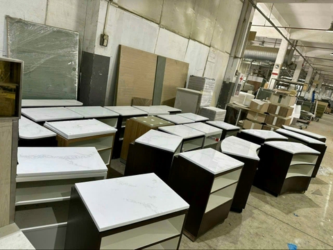 Dự án ốp mặt đá solid surface vân mây cho quầy kệ trưng bày
