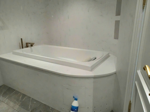 Ứng dụng đá solid surface ốp vách liền khối phòng tắm