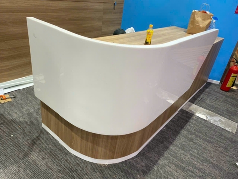 Quầy lễ tân đá solid surface korean uốn cong cho văn phòng ABBOTT quận 1