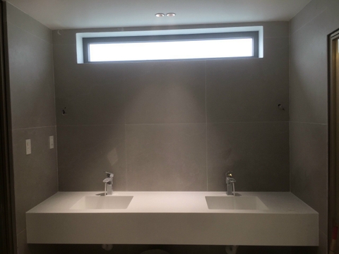 Đá solid surface ốp lavabo liền khối