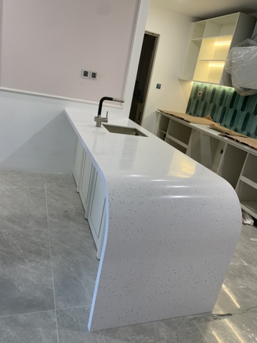 Đá nhân tạo solid surface ốp bàn đảo tại Midtown Phú Mỹ Hưng, quận 7