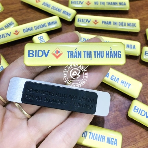 Thẻ tên nhân viên bằng nhôm in UV
