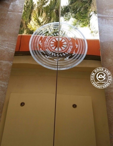 Mặt thang máy chất liệu inox vàng gương