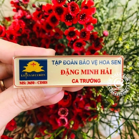 Thẻ tên nhân viên bằng nhôm in UV