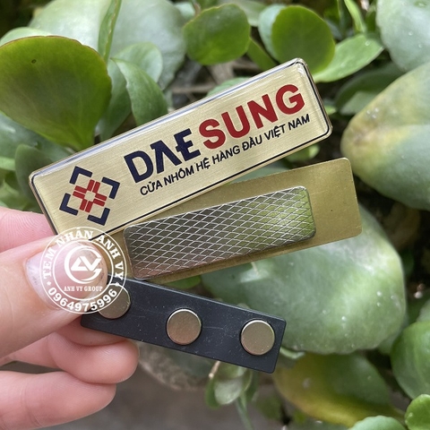 Thẻ tên nhân viên bằng đồng ăn mòn