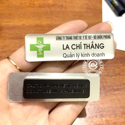 Thẻ tên nhân viên bằng nhôm in UV