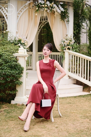 Đầm sát nách cổ tròn đính hoa màu đỏ