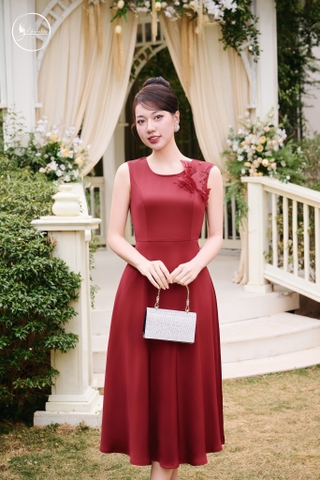 Đầm sát nách cổ tròn đính hoa màu đỏ