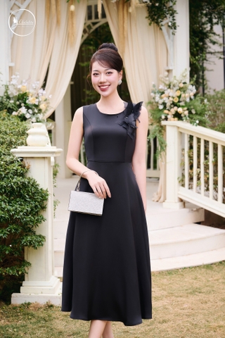 Đầm sát nách cổ tròn đính hoa màu đen