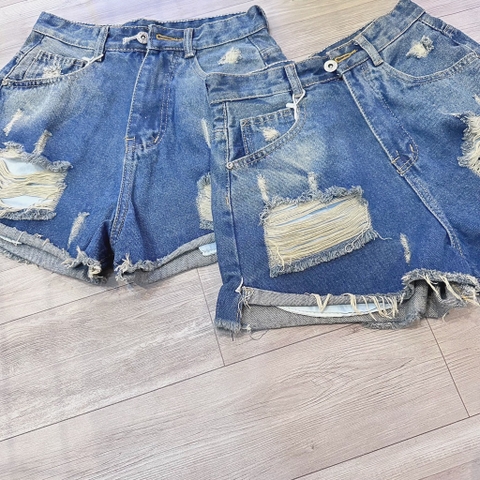 Short jean rách lộ túi