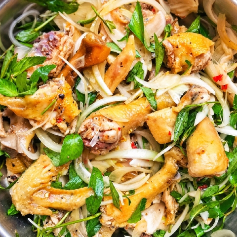Gà Hấp Lá Chanh Chặt Bóp