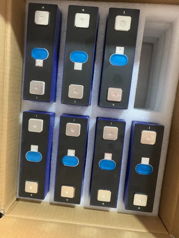 Pin lithium sắt phosphate LiFePO4 230AH Yiwei 3.2V MAT TROI