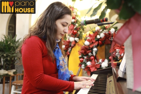 Luyện thanh nhạc cơ bản và sửa sai trong từng giai điệu mà bạn yêu thích.