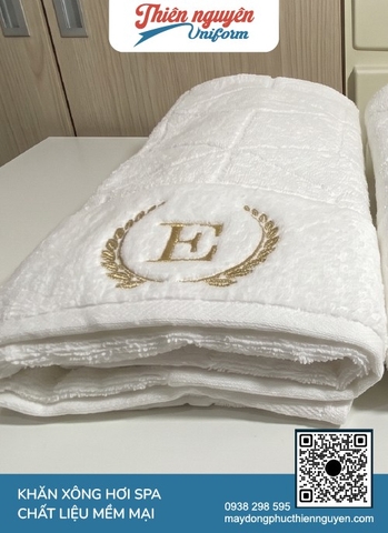 Mẫu khăn xông hơi spa màu trắng nổi bật với logo được thêu vi tính sắc nét