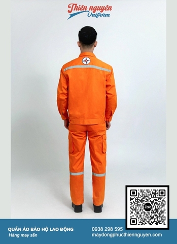 Mẫu quần áo bảo hộ lao động ngành điện lực nổi bật với màu cam đặc trưng