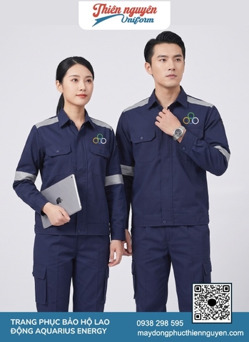 Bộ đồng phục bảo hộ lao động màu xanh navy có thêm dải phản quang ở phần vai, cánh tay và đầu gối