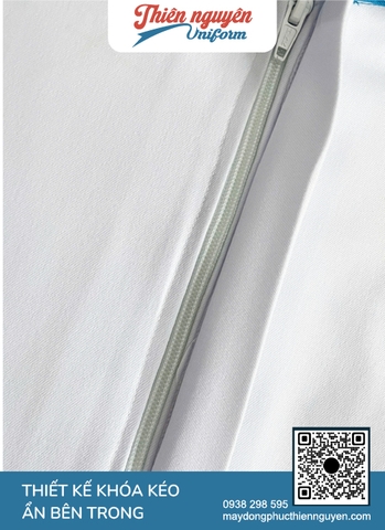 Mẫu đồng phục scrubs nha khoa màu trắng phối với xanh dương tạo sự chỉn chu chuyên nghiệp của phòng khám