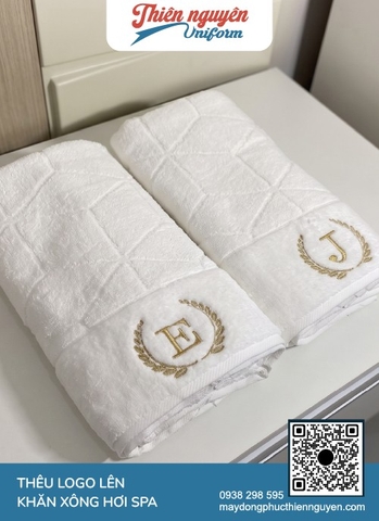 Mẫu khăn xông hơi spa màu trắng nổi bật với logo được thêu vi tính sắc nét