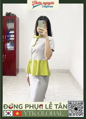 Mẫu đồng phục lẽ tân YTK GLOBAL thiết kế peplum thanh lịch phối với nơ xanh và chân váy ôm