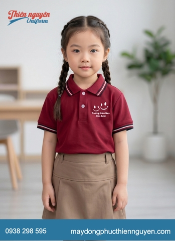 Bộ đồng phục cho bé mầm non Trường mầm non Mỉm Cười áo thun màu đỏ đô kết hợp với quần và váy màu nâu be