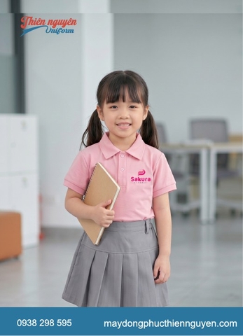 Bộ đồng phục cho trẻ mầm non trường Sakura Montessori áo thun cotton màu hồng phối với quần và chân váy màu xám kaki