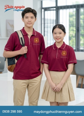 Đồng phục học sinh cấp 3 trường quốc tế Việt Úc nổi bật với gam màu đỏ đô (maroon) chủ đạo của áo thun, phối cùng đường viền chỉ màu be nhạt ở cổ