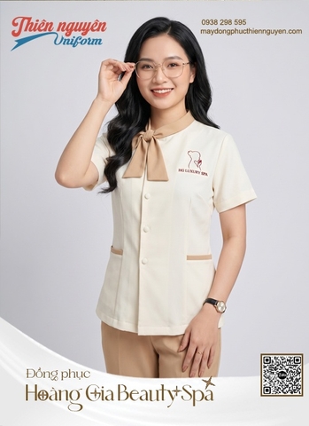 Mẫu đồng phục Hoàng Gia Luxury Spa sự kết hợp hoàn mỹ giữa sắc trắng kem nhã nhặn của áo và màu nâu be của quần