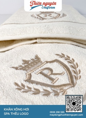 Mẫu khăn xông hơi spa màu trắng nổi bật với logo được thêu vi tính sắc nét