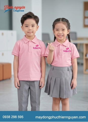 Bộ đồng phục cho trẻ mầm non trường Sakura Montessori áo thun cotton màu hồng phối với quần và chân váy màu xám kaki
