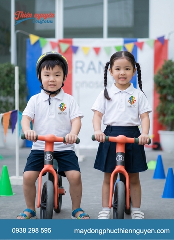 Đồng phục cho bé mầm non trường Kindy City áo thun cổ trụ kết hợp với quần và váy kaki