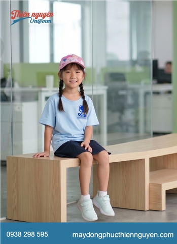 Đồng phục học sinh tiểu học Trường quốc tế Nam Sài Gòn (SSIS) gam màu xanh đậm và nhạt trong trẻo tươi tắn