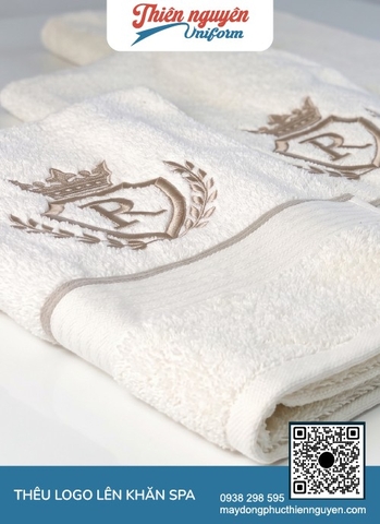 Mẫu khăn xông hơi spa màu trắng nổi bật với logo được thêu vi tính sắc nét