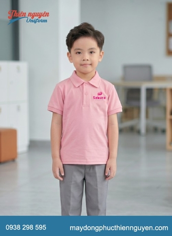 Bộ đồng phục cho trẻ mầm non trường Sakura Montessori áo thun cotton màu hồng phối với quần và chân váy màu xám kaki
