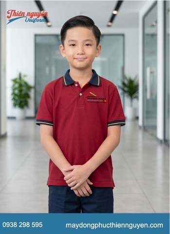 Đồng phục học sinh tiểu học trường quốc tế Đức năng động hiện đại với gam màu đỏ đô phối với xanh navy