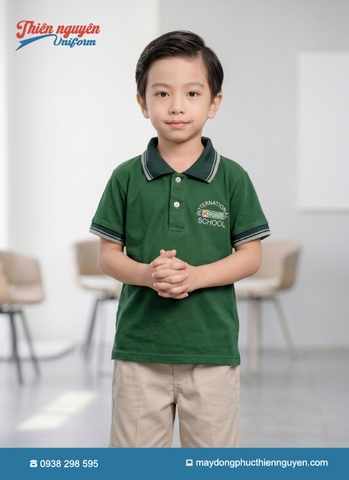 mẫu đồng phục học sinh mầm non trường Fosco School màu xanh lá phối với quần và chân váy màu be kaki