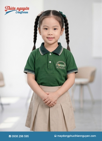 mẫu đồng phục học sinh mầm non trường Fosco School màu xanh lá phối với quần và chân váy màu be kaki